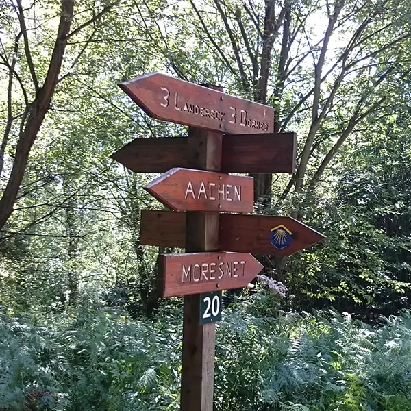 Houten wegwijzers op pelgrimsweg tussen Aken en Moresnet